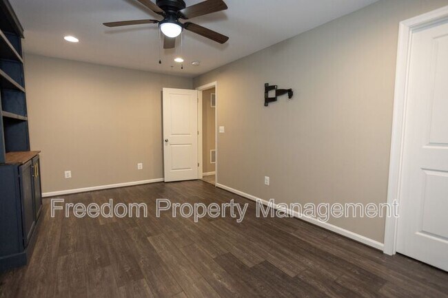 Building Photo - 2425 Morgans Point Dr