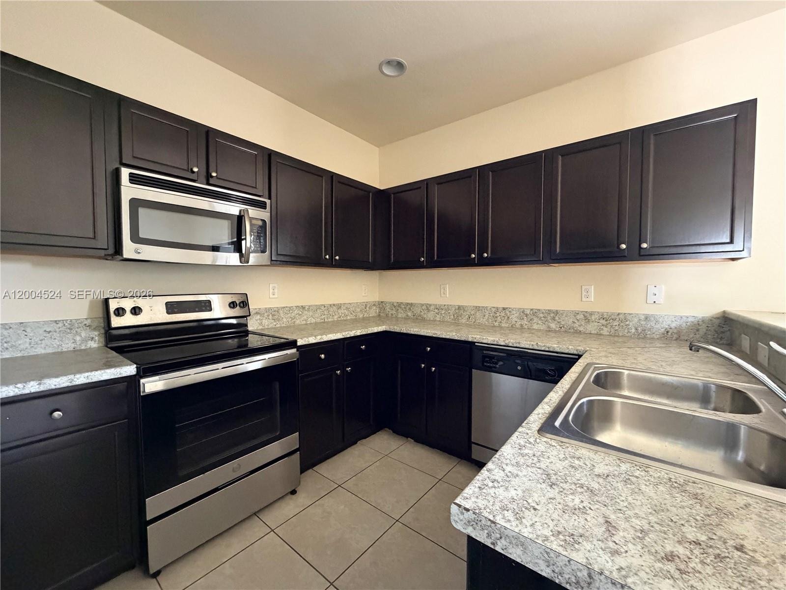 Building Photo - 544 SE 32nd Ave