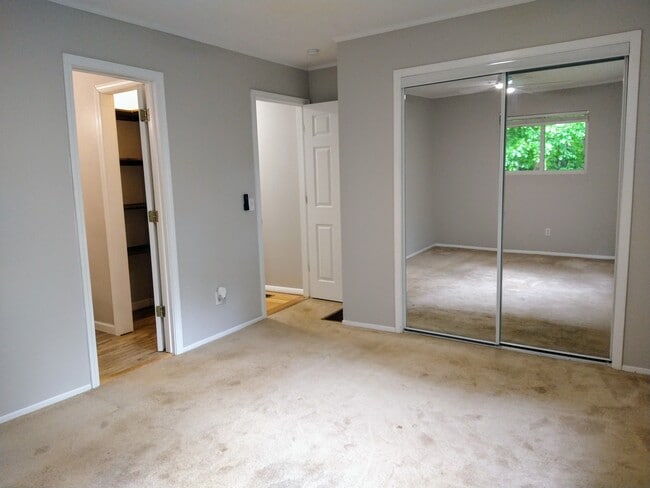 Building Photo - 128 Woodland Hills Dr