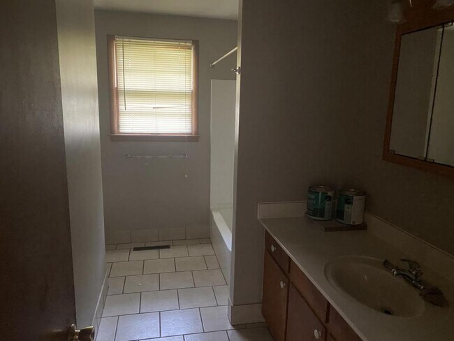 Building Photo - 405 E 3rd St