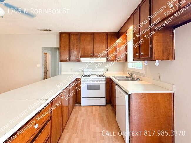Building Photo - 1705 N Robinson St