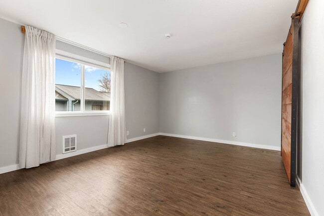 Building Photo - 923 N 100th St