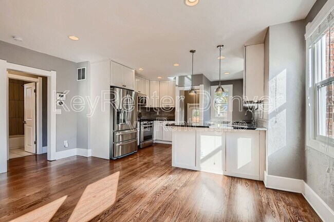 Building Photo - 1418 Roslyn St