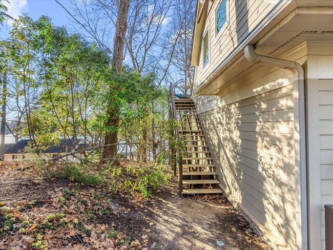 Building Photo - Studio Apt with waterviews on Lake Wylie!