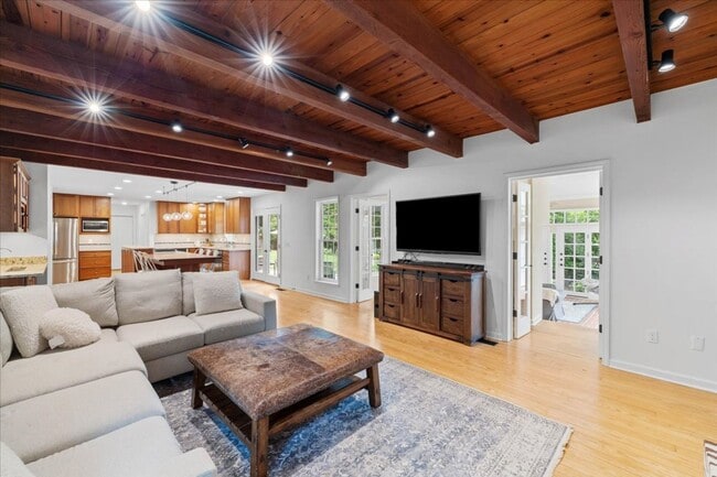 Building Photo - Spacious Home with Fenced Yard Exclusive Access to Hethwood Amenities