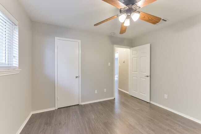 Building Photo - 5323 Marian St