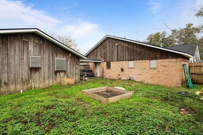 Building Photo - 1219 Park Ln