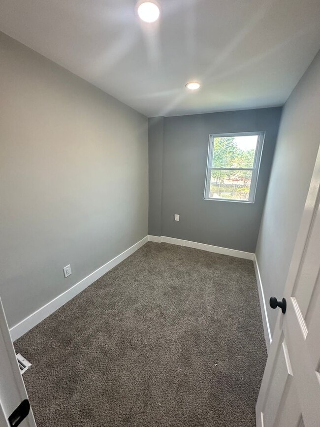 Building Photo - Renovated 3 Bed, 1 Bath townhome