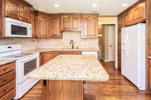 Building Photo - Beautifully updated split level with Finis...