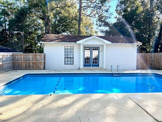 Building Photo - Corner Lot Brick Huntleigh Woods