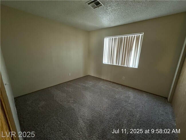 Building Photo - UPSTAIRS 2 BEDROOM UNIT ON THE EASTSIDE!