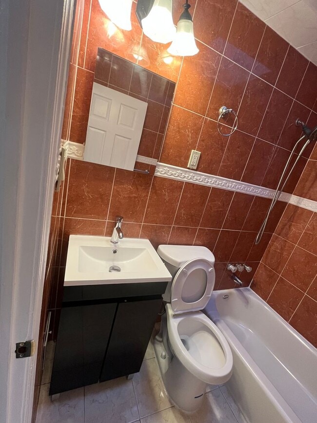 Building Photo - Freshly Renovated Row Home with Beautiful ...