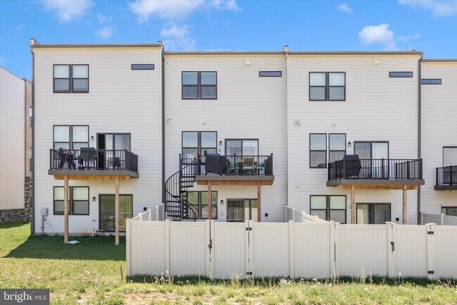 Building Photo - 867 Amity St