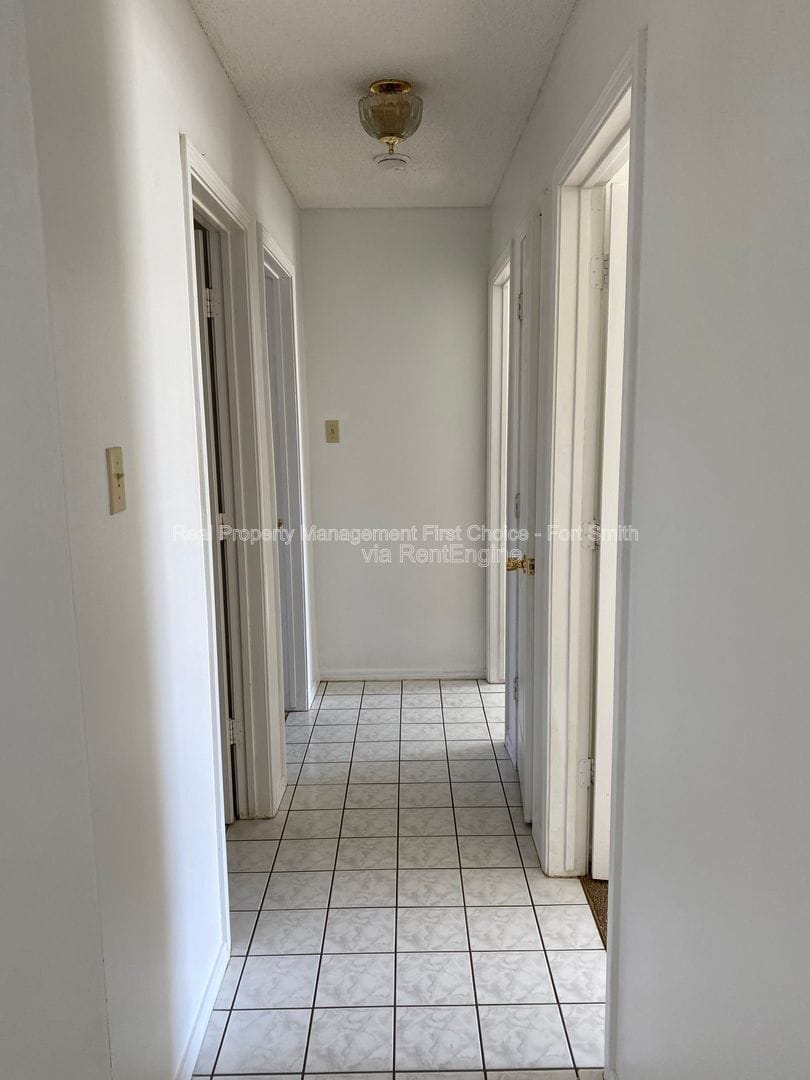 Building Photo - 3505 Ridgeway Dr