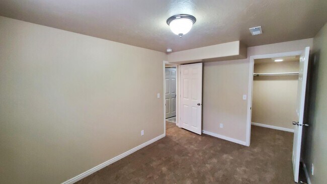 Building Photo - 483 E Apple Blossom Dr