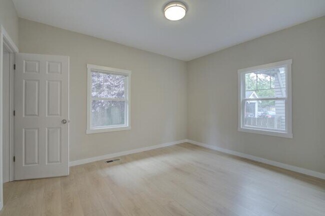 Building Photo - 5 bedroom in Seattle WA 98105