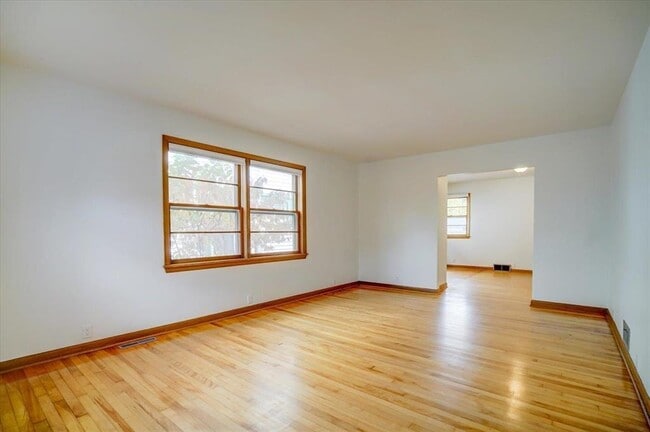 Building Photo - 1115 E Johnson St