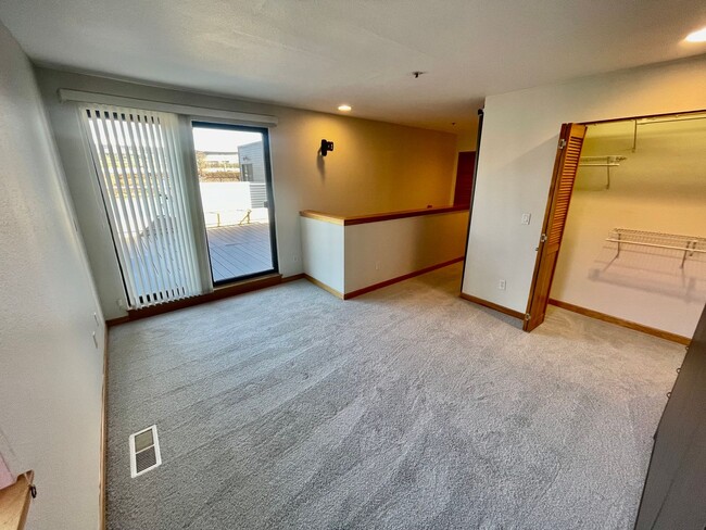 Building Photo - Top-Floor Riverfront Living with Broadway Bridge Views | 2 Bed + 2 Bath + Parking