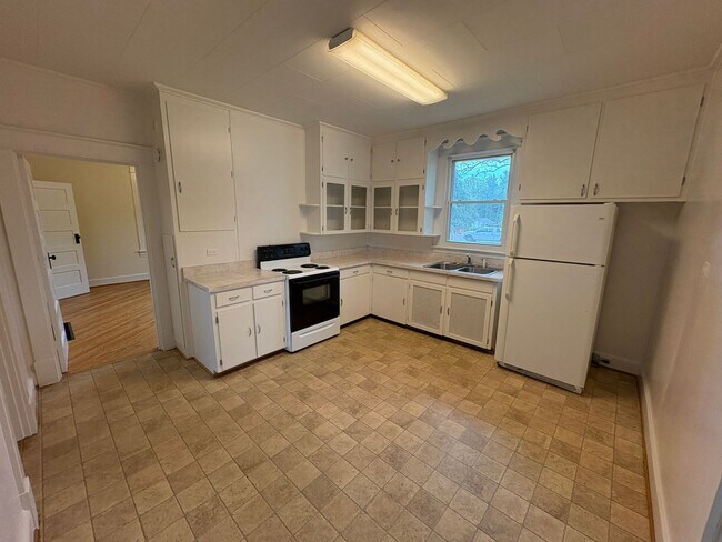 Building Photo - Spacious 2-3 bedroom house! Located on sid...