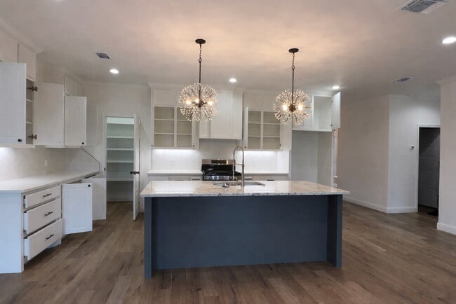 Building Photo - Custom built home in West Lubbock