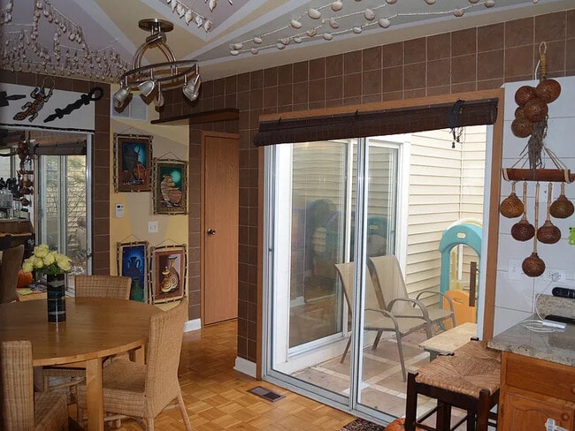 Building Photo - 644 Le Parc Cir