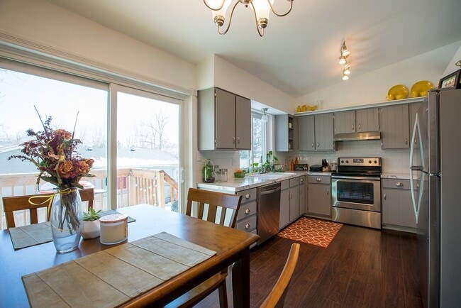 Building Photo - Charming 3-Bedroom Home on a Spacious Corn...