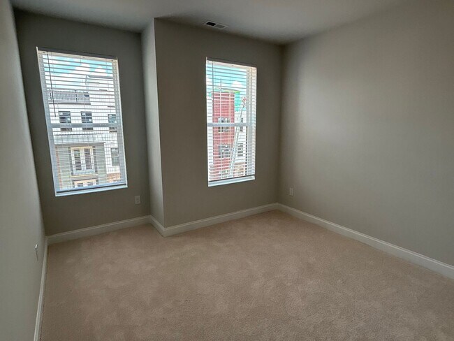 Building Photo - Luxury Condo in Raleigh - 3 beds|2.5 baths...