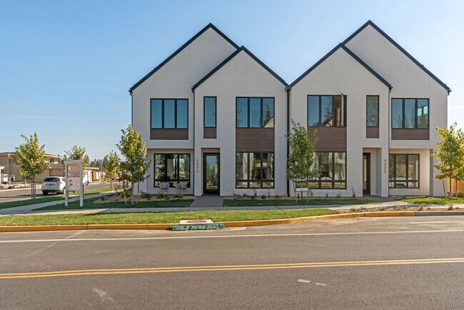 Primary Photo - Exquisite Town home living: Bends desirabl...