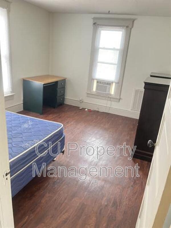 Building Photo - 207 E Clark St