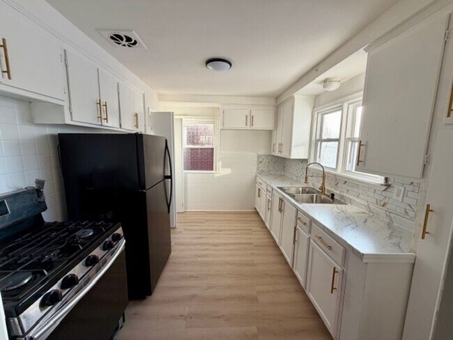 Building Photo - Three bedroom One and a half bath Brick Colonial home for lease