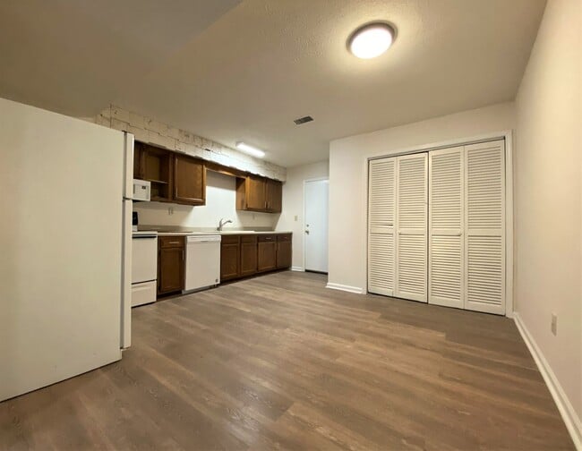 Building Photo - Townhouse style 4bed, 2bath duplex in Cul-...