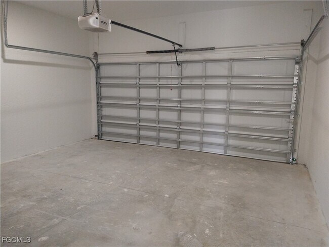Building Photo - 1018 Maddock St E