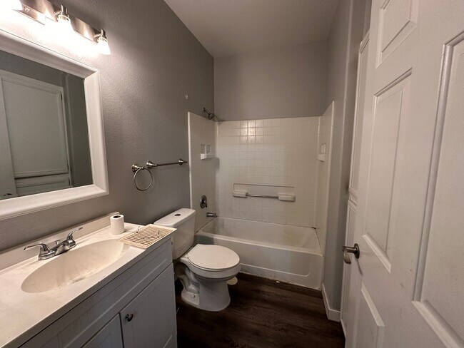 Building Photo - Upgraded 3 bedroom!