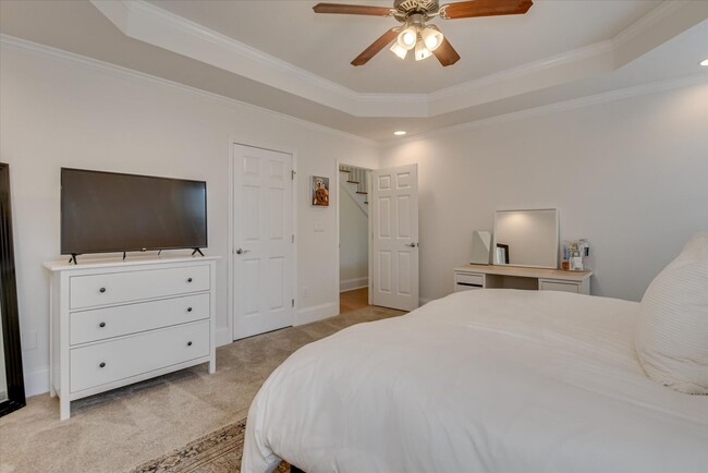 Building Photo - 5 Bed/3 Bath home with Primary Bedroom & a...