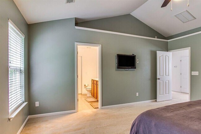 Building Photo - Charming 3 bedroom, 2.5 bath home located in the Lismore Park community.