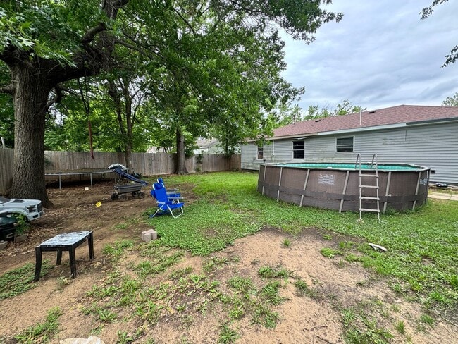 Building Photo - Three Bedroom Home with Privacy Fenced Yard