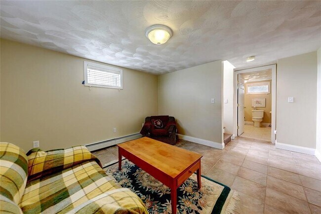 Building Photo - Providence/Elmhurst – Gorgeous Single Fami...