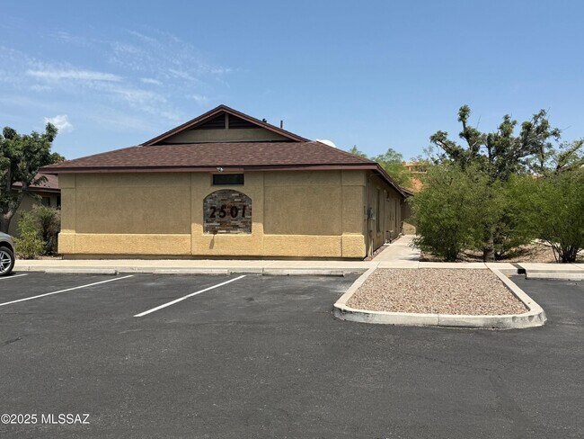 Building Photo - 2501 S Pantano Pkwy