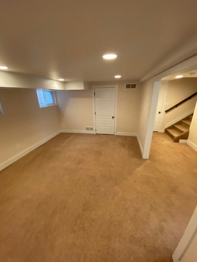 Building Photo - 3 bed/ 3 bath Home in Mayfair