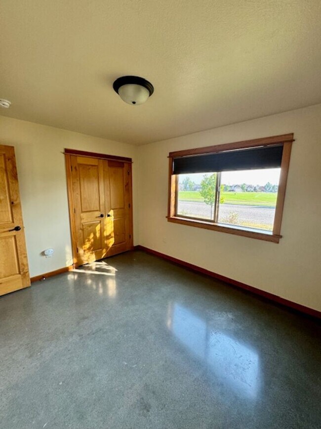 Building Photo - 3-Bedroom, 2-Bathroom Single-Level Home in Bozeman, MT