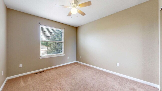 Building Photo - Spacious 3-Bed,2.5-Bath Home with Fenced Yard