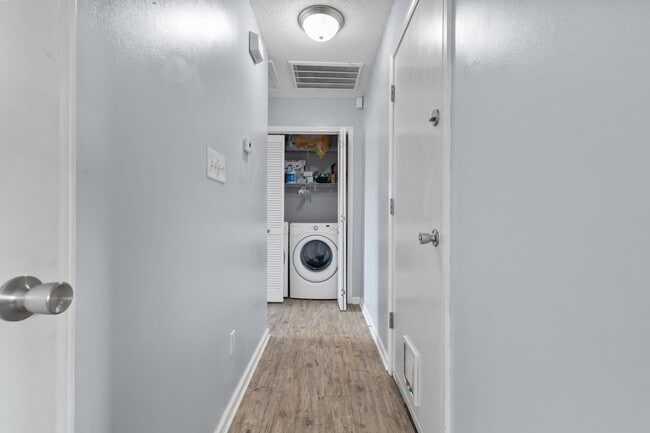 Building Photo - 3 Bedroom 2 Bathroom Home