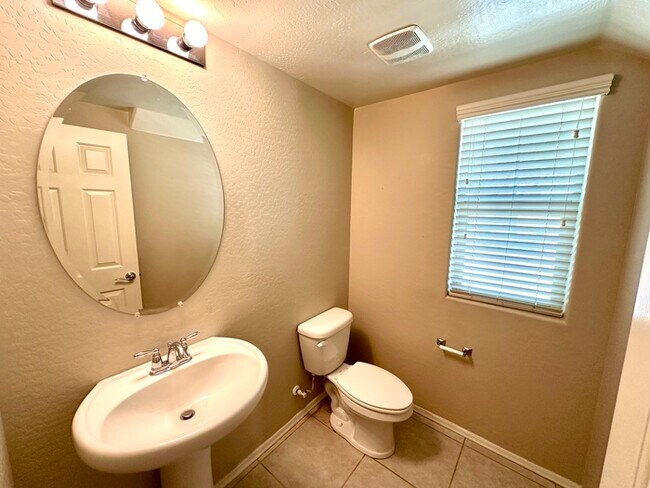 Building Photo - Exceptional 3BR home in gated Westridge Park! Loft, granite kitchen, stainless appliances, 2-car ...