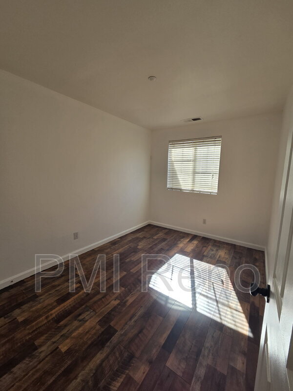 Building Photo - 421 Holcomb Ave
