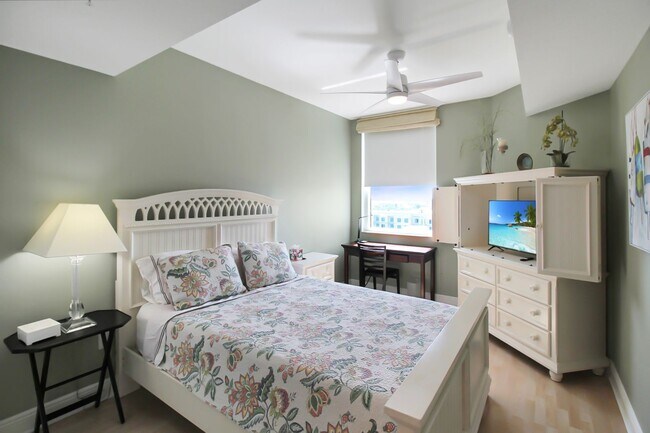 Building Photo - 800 N Tamiami Trl