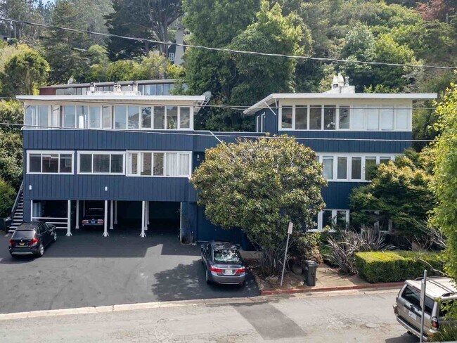 Building Photo - 1BR/1BA Charmer! BAY VIEWS and Parking! Laundry On-Site! Balcony! PROGRESSIVE
