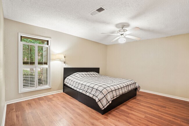 Building Photo - 9 Lakeview Manor