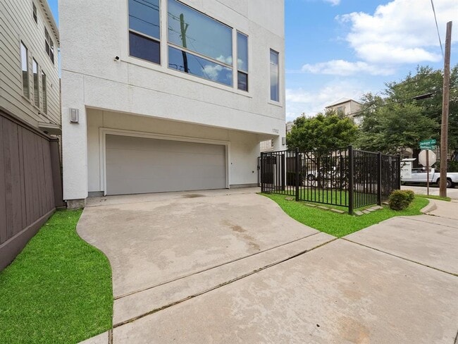 Building Photo - 1702 Southmore Blvd