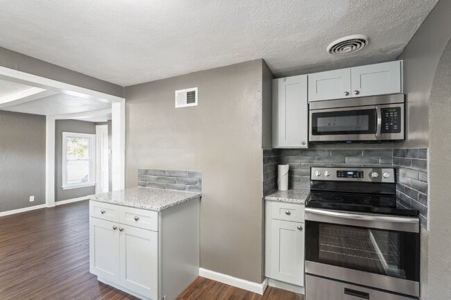 Building Photo - Charming 2 Bedroom Home in KCK! First Month Rent Free!