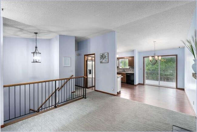 Building Photo - Spacious home near 55th st. S. and Broadway